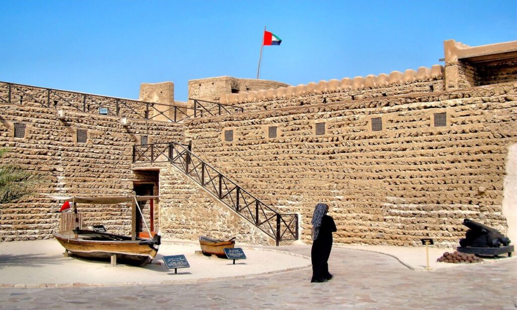 تصویر یک زن در موزه دبی